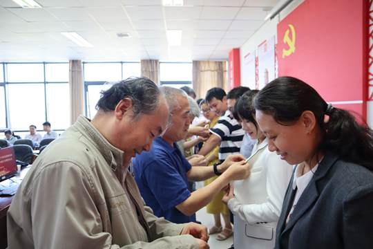 说明: H:\家里办公文件\师德师风建设\2020年教师节有关工作——教工部\公司礼敬吾师教师节活动\教师节照片\IMG_1193.JPG