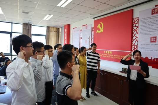 说明: H:\家里办公文件\师德师风建设\2020年教师节有关工作——教工部\公司礼敬吾师教师节活动\教师节照片\IMG_1173.JPG